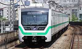 Поезд линии 2 метро Сеула прибывает к цифровому комплексу Guro (2-09) .jpg