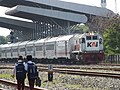 Kereta api Sribilah berangkat dari Stasiun Bandar Khalipah – ditarik oleh lokomotif CC201 89 10