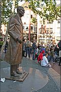 Het standbeeld van Frits Philips staat op de Markt