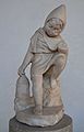 Statue eines schlafenden Kindes mit Cucullus, Rom, ca. 1./2. Jhd.