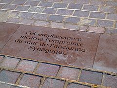 Marquage au sol symbolisant l'emplacement de l'ancienne synagogue.