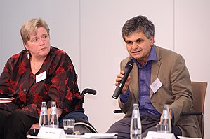 Swantje Köbsell und Paul Weindling sitzen nebeneinander in der Diskussion