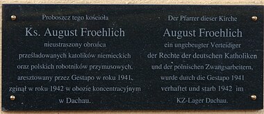 Zweisprachige Gedenktafel an der Fassade der St.-Paul-Kirche in Drawsko Pomorskie