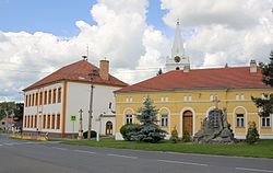 Masarykovo náměstí se školou a farou