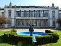 Salle de la Société Royale d'Harmonie et fontaine