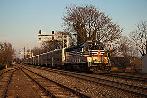 夕暮れの中GP40機関車の牽引でマナサス駅へ向かうVREの列車