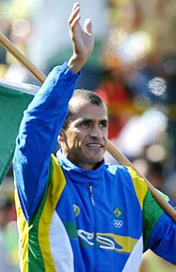 Vanderlei de Lima palatessaan Brasiliaan Ateenan olympialaisten jälkeen.