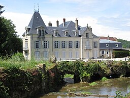 Vaux-sur-Poligny Le château (fin du XIXe s) et le ruisseau de la Glantine.jpg