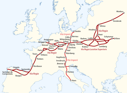 Eine Europakarte mit den Routen, die von Spanien bis nach Moskau (Via Regia) und von Stettin bis nach Rom (Via Imperii) führen.