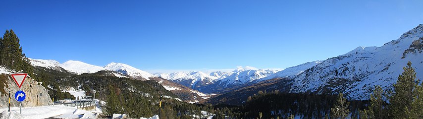 Pohled z Ofenpasshöhe jihovýchodním směrem přes horní část údolí Münstertal na skupinu Ortler (Jižní Tyrolsko)