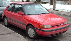 Un automóvil Mazda 323 modelu 1992.