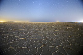 Соляна кірка на дні пересохлого солоного озера Кум, Іран