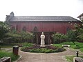 L'ex ospedale delle Figlie della Carità di Hangzhou e in primo piano la statua della sua fondatrice, suor Hacard