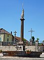 Jeanne-d’Arc-Statue und zwei Calvaires