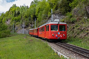 BDhe 4/4 5 mit zwei Personenwagen