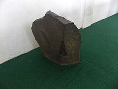 Batu tegak yang dipertahankan di dalam cungkup selain yang ada di samping batu prasasti