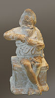 Актор в ролі, давньогрецька керамічна скульптура, Беотія, 4 ст. до н. е., Лувр