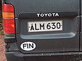 Älteres Kennzeichen und FIN-Aufkleber an einem Toyota Hiace