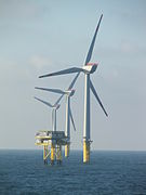 電源の一種、洋上風力発電所の風力タービン群。再生可能エネルギーであり、国連や各国が推進しているSDGs（持続可能性）の実現に適っており、近年評価が高くなっている電源。