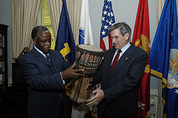 Amama és Paul Wolfowitz akkori USA védelmi minisztere