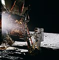 Apollo 12: astronaut je u sjeni lunarnog modula, ali se ipak jasno vidi zbog refleksije sunčevog svjetla od mjesečeve površine.