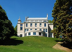 La façade sud-est dans le Parc Léopold.