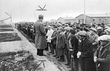 רודולף דילס ממשרד הפנים הפרוסי פונה לאסירים במחנה אסטווגן ב-1933