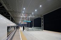 夜间的沧州西站站台