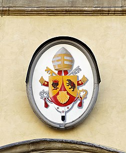 Les armoiries du pape Benoît XVI, sur la façade du palais archiépiscopal de Florence. (définition réelle 1 944 × 2 368)