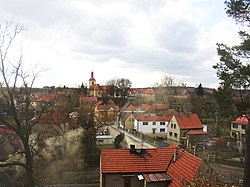 Pohled z místní Kalvárie na střed obce s kostelem Nanebevzetí Panny Marie.