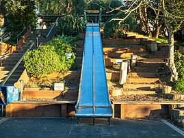 Les toboggans d'Esmeralda Slide Park, dans le quartier de Bernal Heights à San Francisco. (définition réelle 4 608 × 3 456)