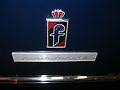 לוגו חברת Pininfarina (המעצב) על דגם פיאט 130, קופה