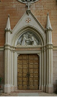 Malteserkreuz über dem Eingangsportal