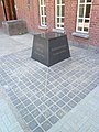 Gedenkteken voor Eli van Tijn, verzetsstrijder, Jood, socialist en hoofdonderwijzer van de Kraaipanschool. Gedenksteen staat ook voor de voormalige school.