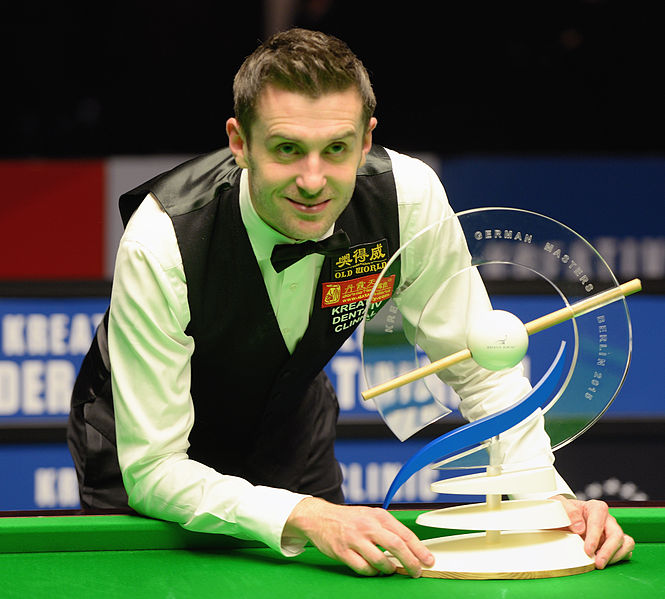 File:German Masters 2015 champion Mark Selby with trophy (Martin Rulsch).jpg