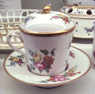 Tasse en porcelaine dure avec liseré d´or, 1775.