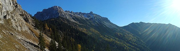 Die Griesmauer vom Westeingang der Frauenmauerhöhle aus gesehen, im Hintergrund der Polster