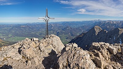 Gipfelkreuz und Ausblick nach Osten