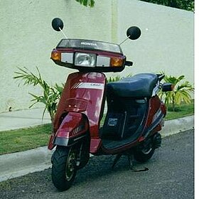 Honda lead 125 front large.JPG