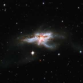 Во центарот на галаксијта NGC 6240 има три супермасивни црни дупки кои вртејќи се доближуваат се поблиску една накај друга