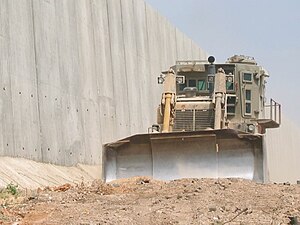 D9N (blindé de 2ème génération) de Tsahal près de la barrière israélienne de Cisjordanie (vue frontale).