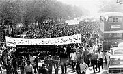 Demonstrasjon på «den svarte fredagen» ledet av imamen Ruhollah Khomeini. Teksten på banneret betyr «Vi ønsker et islamsk styre».