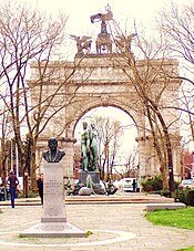 Мемориал Джона Кеннеди на площади Grand Army Plaza, Бруклин.JPG