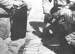 Bedienmannschaft beim Auffüllen leergeschossener Magazine der Typ 98 20-mm-Flugabwehr-Maschinenkanone