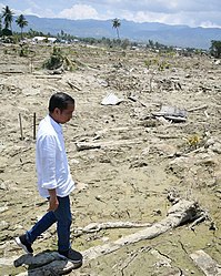 Jokowi visiting the destroyed village of Petobo after the 2018 Sulawesi earthquake and tsunami. Joko Widodo Palu earthquake Petobo residential.jpg