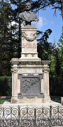 Bust of a bearded man on a plinth which says "A la memoria del Dr Jose Maria Mata sus amantes hijas" and "Α-13-Noviembre-1919" and "Ω-24-Febrero-1895" on it