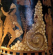 アレースの大蛇と戦うカドモス。クラテール（混酒器）の赤絵として描かれた物語「カドモス#泉の大蛇退治」の一場面。紀元前350年-紀元前340年間の作。パエストゥムより出土。