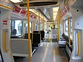 Het interieur van een S8 Stock-treinstel met dwarsbanken voor de Metropolitan Line.