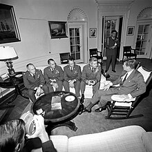El Presidente J.F.K. se reune con el General Curtis LeMay y los pilotos que realizaron el reconocimiento de los misiles.