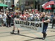 Un grupo leather en una marcha de orgullo gay en San Francisco.